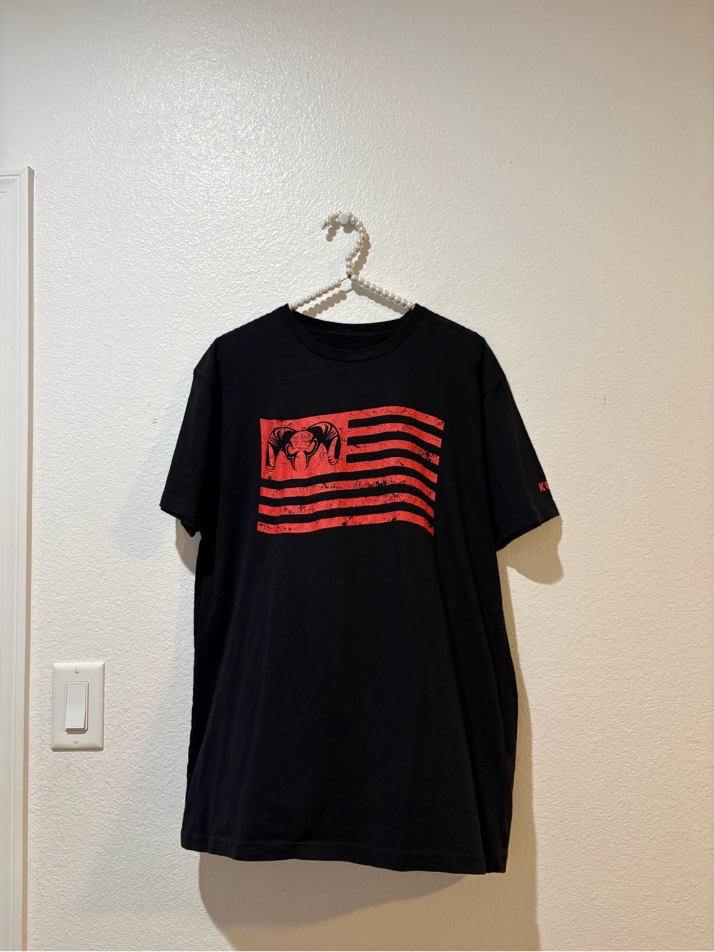 KUIU Large Mens Black Short-Sleeve Tee with Red Flag Graphic